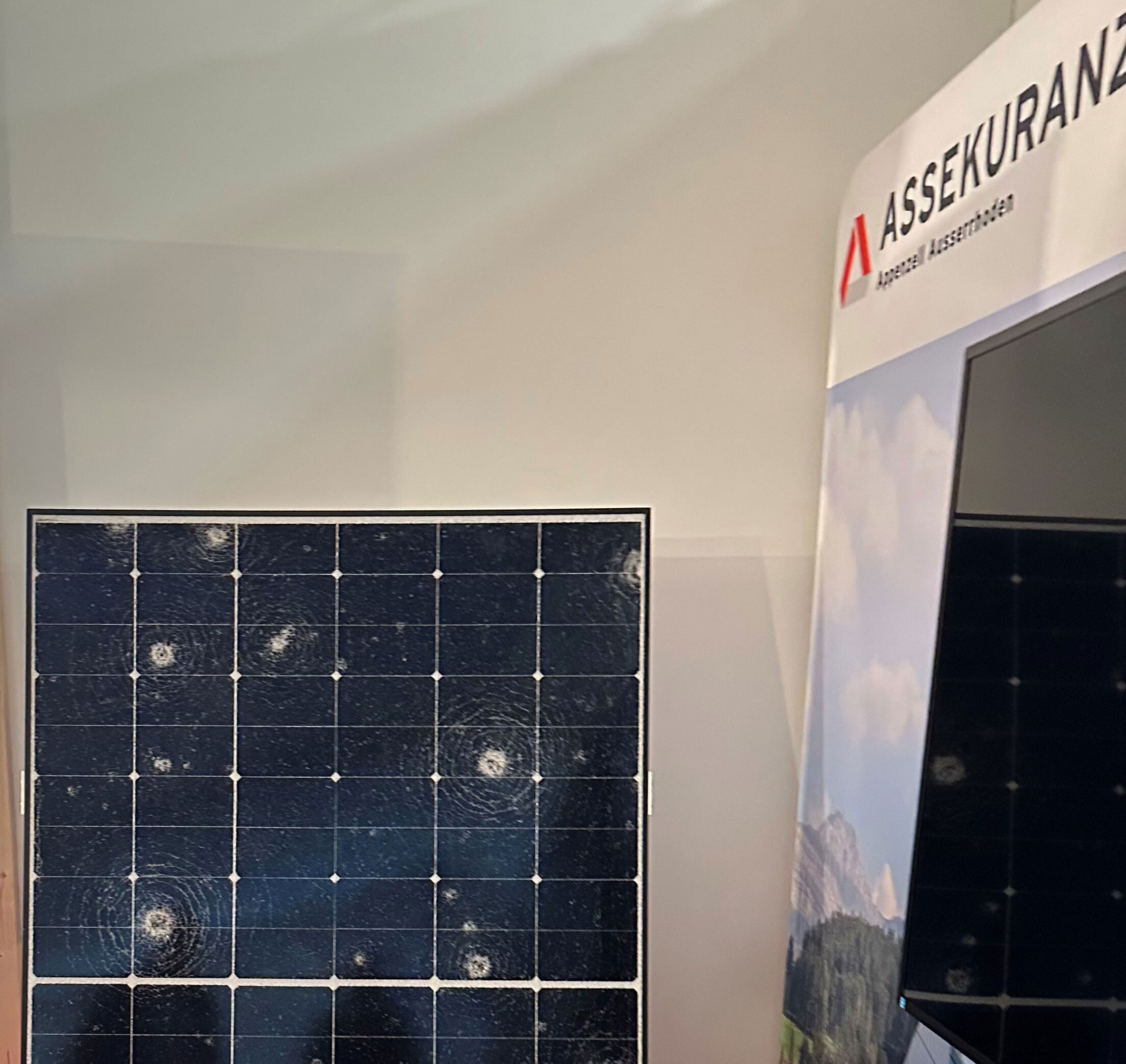 Messestand mit PV-Anlage